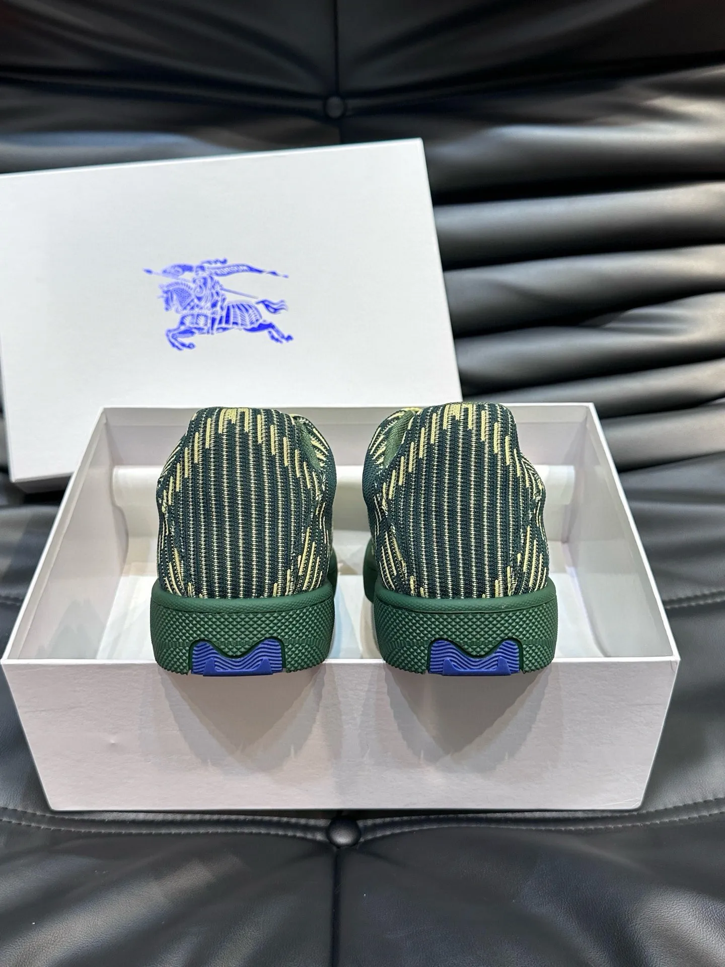 Factory price: 458💰Burberry Box series👫 Thick-soled casual sports shoes for couples, cool sneakers and bread shoes, purchased and developed from the original version, the top version of Box series sports shoes, made of original plaid/knitted fabric, embellished with EKD embossing. Made of mesh lining, the laces are decorated with metal coils, the rubber sole is decorated with the Burberry letter logo, and the original molded 3.5CM two-color T men's shoe 💰U outsole! Code number: 35-45 (35-45 customized)